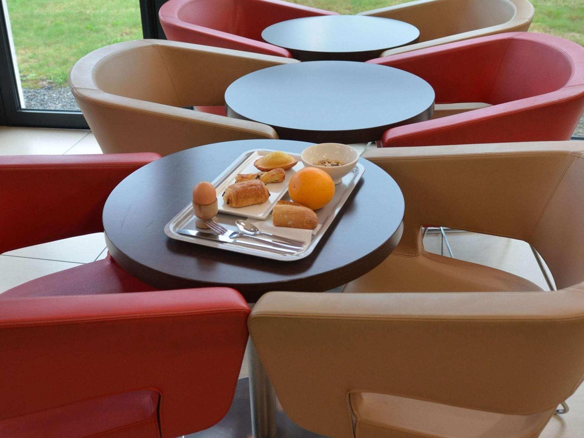 Hotel Ibis Guingamp Coeur De Bretagne Ploumagoar Exteriör bild