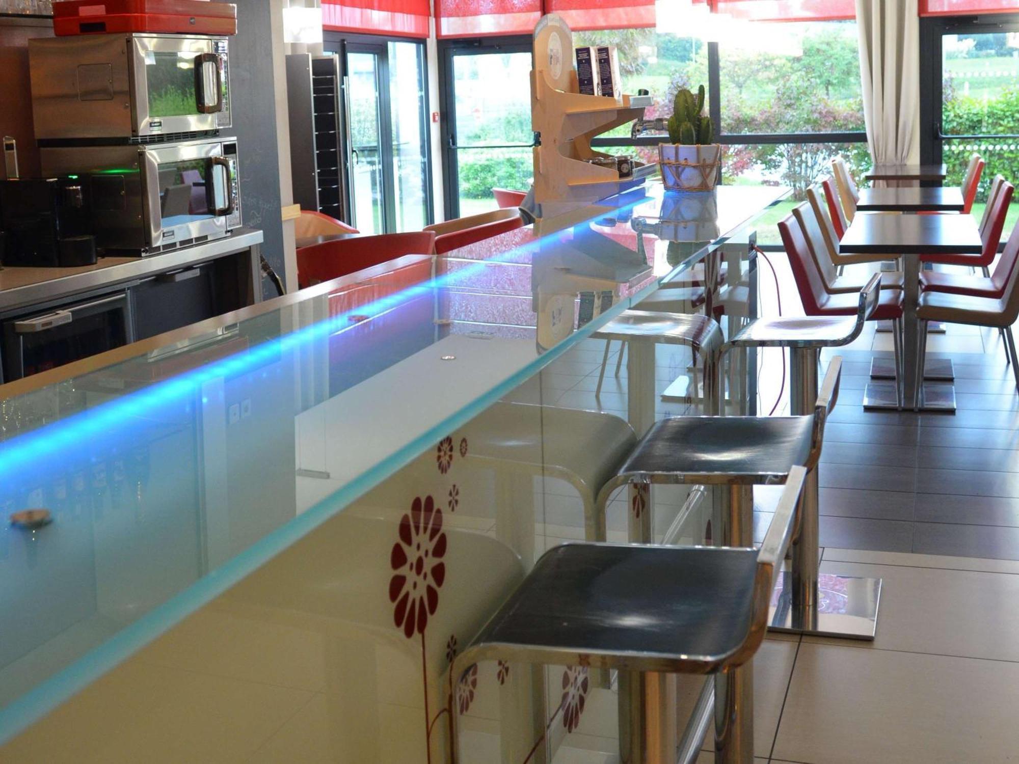 Hotel Ibis Guingamp Coeur De Bretagne Ploumagoar Exteriör bild