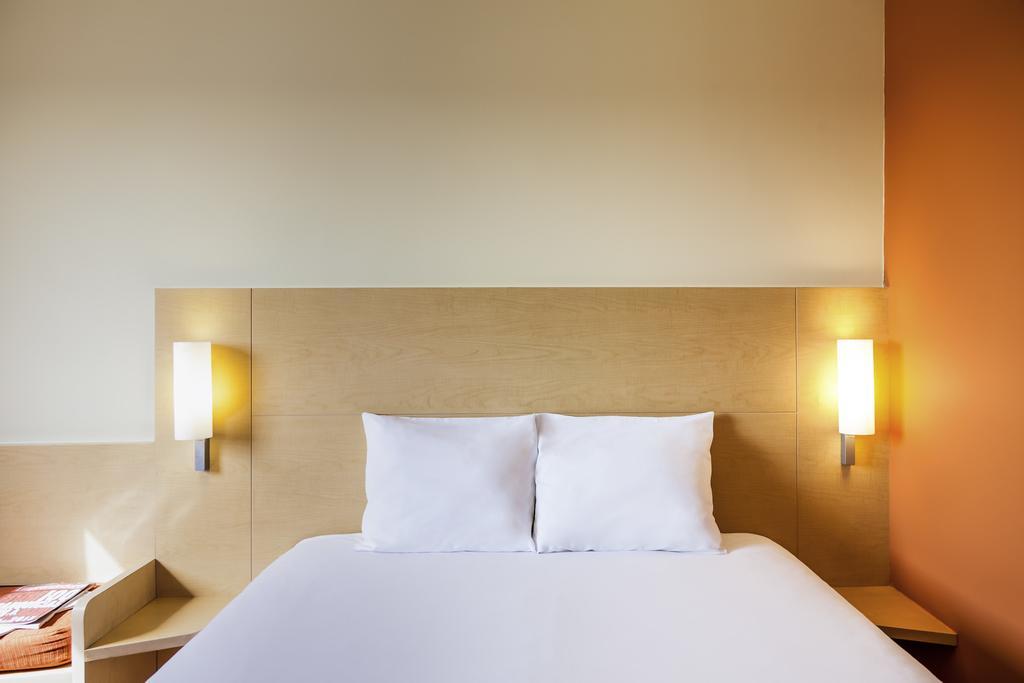 Hotel Ibis Guingamp Coeur De Bretagne Ploumagoar Rum bild