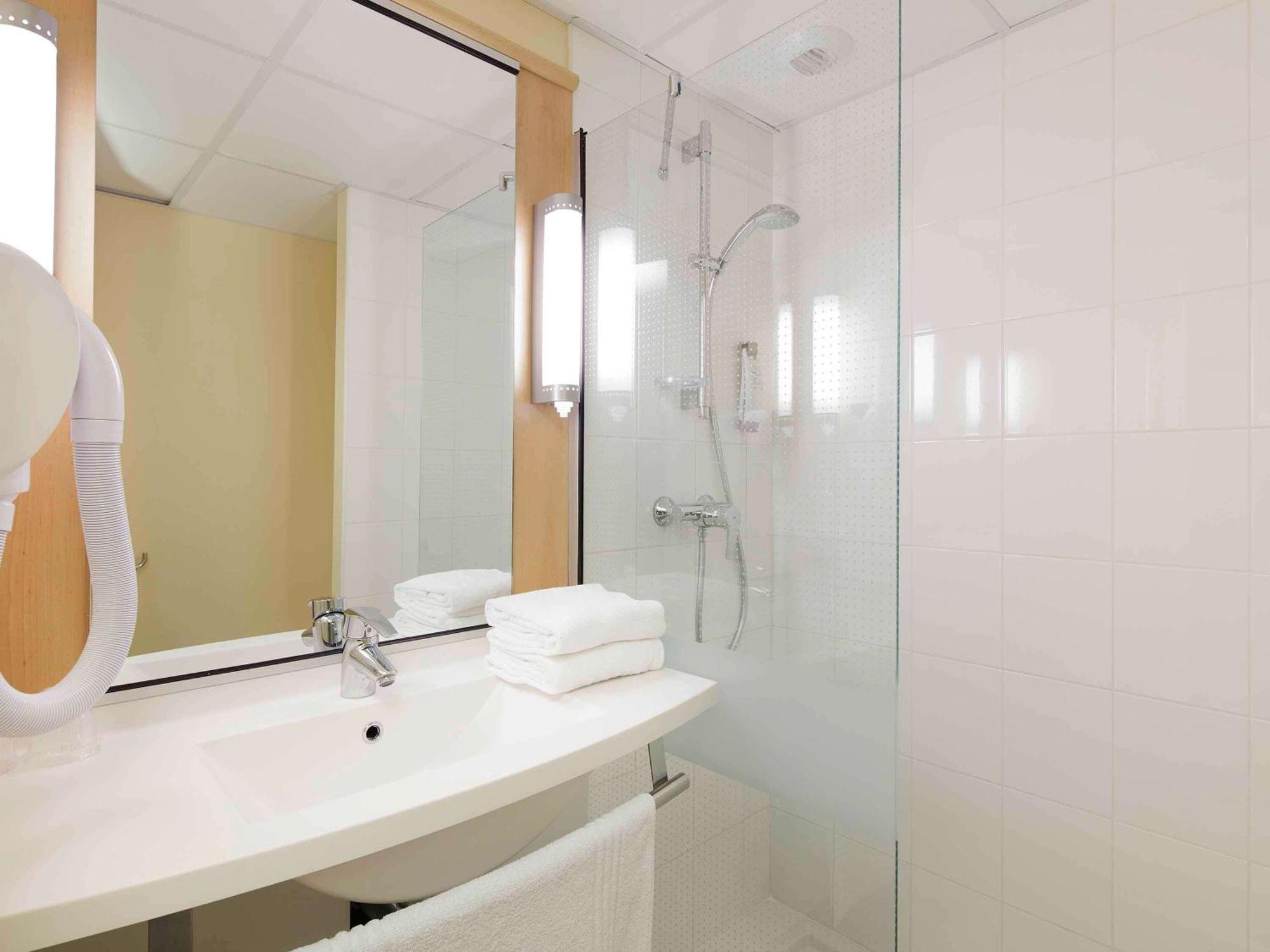 Hotel Ibis Guingamp Coeur De Bretagne Ploumagoar Rum bild