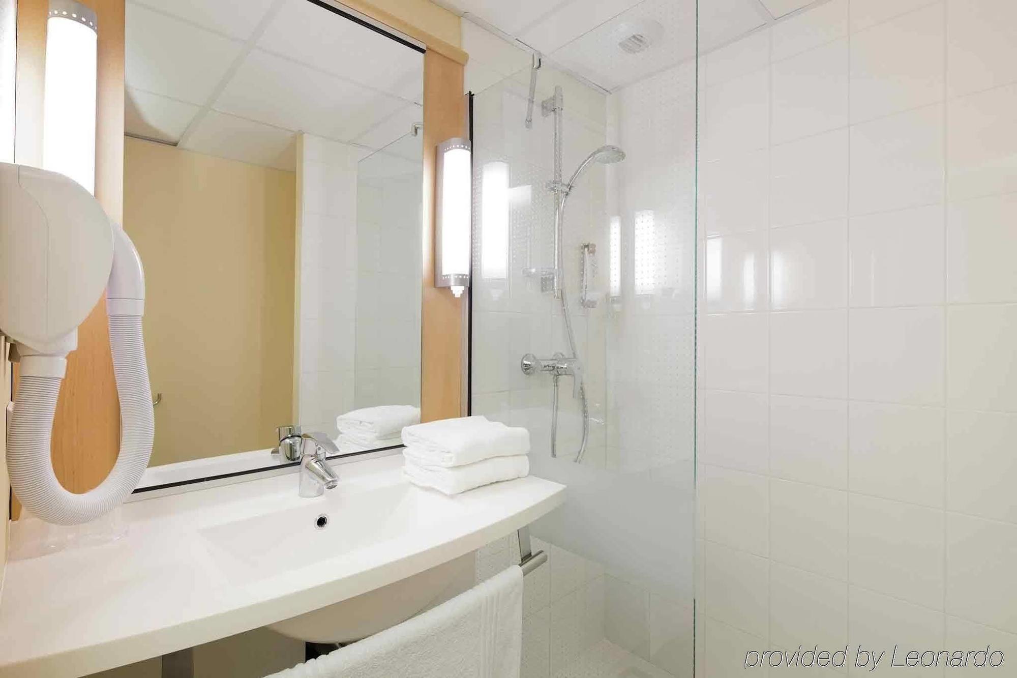 Hotel Ibis Guingamp Coeur De Bretagne Ploumagoar Rum bild
