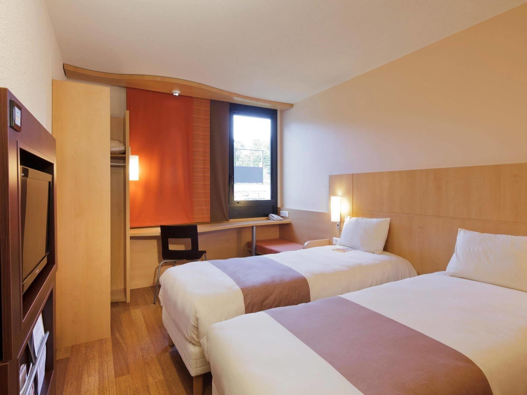 Hotel Ibis Guingamp Coeur De Bretagne Ploumagoar Exteriör bild